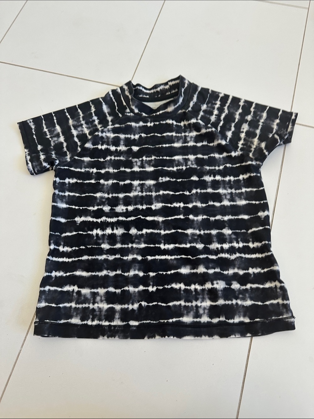 Athleta girl Kids Black & White Tie-Dye Short Sleeve Rash guard 8